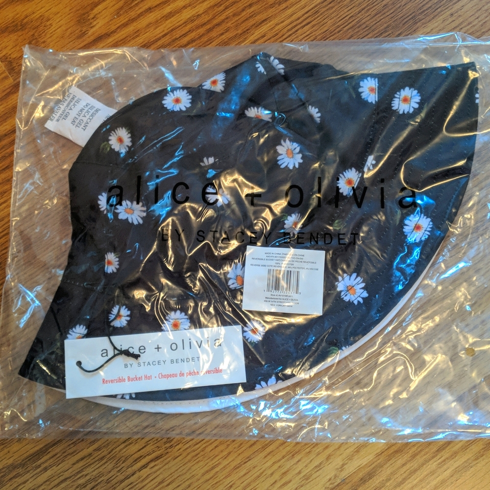 Alice and Olivia bucket hat nwt black and white